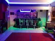 Location: Gemütliche Bar mit Tanzfläche